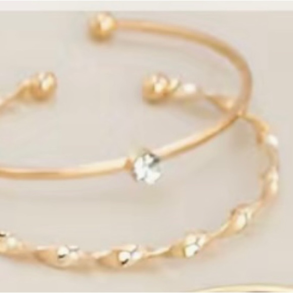 🌹 $10 or two for $12. Gold plated . Bangle